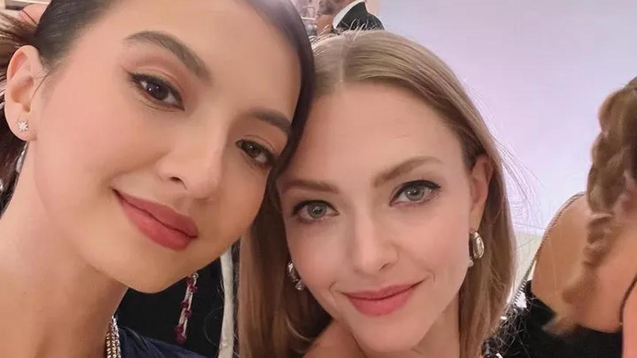 Potret kebersamaan Raline Shah dan Amanda Seyfried juga tak luput dari sorotan netizen tanah air. Keduanya sama-sama memiliki paras cantik.<br>