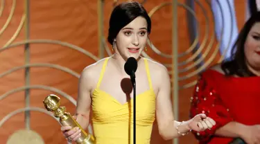 Rachel Brosnahan saat menerima penghargaan sebagai aktris terbaik dalam Serial televisi, Komedi atau Musikal untuk serial "The Marvelous Mrs. Maisel" selama 76th Golden Globe Awards di Beverly Hills, California (7/1). (Paul Drinkwater/NBC via AP)