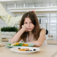 Orangtua bisa melakukan beberapa cara untuk memperkenalkan pada anak agar tertarik mengonsumsi sayur-sayuran. (Foto/dok: Pexels/Mikhail Nilov)