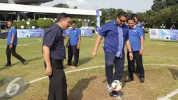 Ketua Komisi IX DPR RI Dede Yusuf  bersama sejumlah anggota fraksi bersiap melakukan kick off membuka turnamen futsal dalam rangka HUT Partai Demokrat ke-15 di Lapangan Sepakbola DPR, Senayan, Jakarta, Jumat (9/9). (Liputan6.com/Johan Tallo)