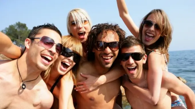 12 Jenis Teman yang Pasti Ada di Setiap Geng