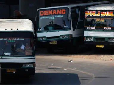Bus Kopaja 612 jurusan Kampung Melayu-Ragunan menunggu penumpang di terminal Kampung Melayu, Jakarta, Rabu (7/10). Pemprov DKI berencana secara bertahap akan menghapus angkutan umum bus berukuran sedang di Ibukota. (Liputan6.com/Yoppy Renato)