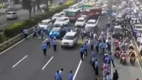 Ribuan sopir angkutan menggelar demo di sejumlah titik di Jakarta. Sementara itu, Ahok akan tindak tegas pengunjuk rasa yang berbuat anarki.