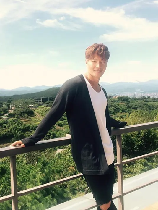 Jong Kook dibanjiri kritikan sejak tahun 2006, dimana saat itu ia bertugas di bidang pelayanan publik di masa wajib militernya. Masyarakat memiliki pandangan bahwa pekerjaan yang diembannya tergolong ringan untuk ukuran pria kekar. (Instagram/kjk76)