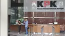 Putra dan putri mantan ketua DPR Setya Novanta, Dwina Michaella dan Rheza Herwindo seusai menjalani pemeriksaan di gedung KPK, Jakarta, Rabu (28/3). (Liputan6com/Herman Zakharia)