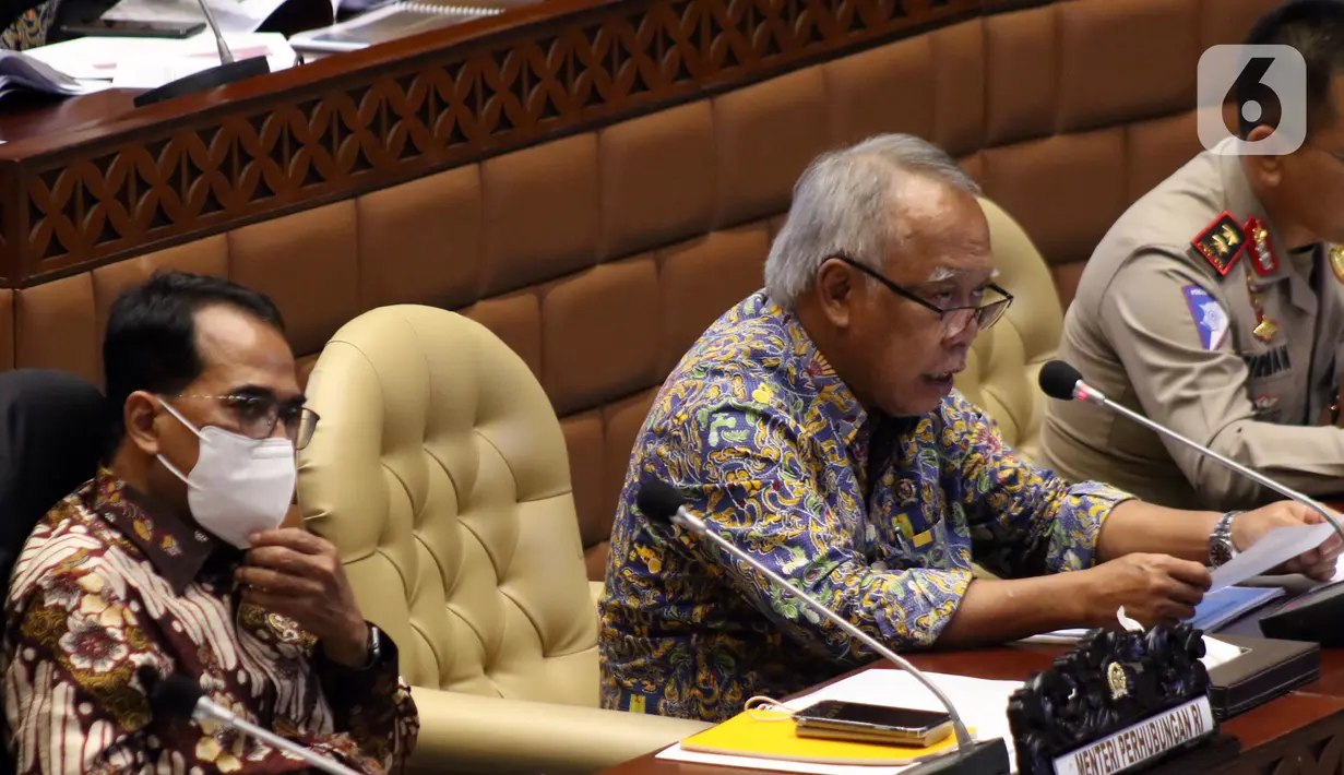 Menteri PUPR Basoeki Hadimoeljono (kanan) dan Menteri Perhubungan Budi Karya Sumadi (kiri) rapat dengar pendapat dengan Komisi V DPR di Kompleks Parlemen, Jakarta, Rabu (6/4/2022). Rapat membahas kesiapan infrastruktur dan transportasi mudik Lebaran 2022. (Liputan6.com/Angga Yuniar)