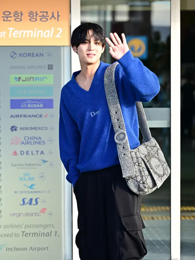 Mingyu SEVENTEEN Bersiap Terbang ke Jakarta dengan Airport Look yang Kasual dan Nyaman