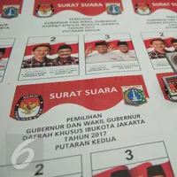 Petugas mengamati kertas surat suara Kedua Pilkada DKI 2017 di Percetakan PT. Gramedia Printing, Cikarang, Jawa Barat, Kamis (23/3). Kertas surat suara untuk Pelgub DKI Jakarta hari ini mulai dicetak. (Liputan6.com/Gempur M Surya)