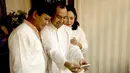 Prabowo Subianto pernah membagikan momen kebersamaannya dengan keluarga di twitter pribadinya. Ia berfoto bersama putranya, Didit Prabowo, dan mantan istrinya Siti Hediati Hariyadi. (Liputan6.com/Twitter/@prabowo)