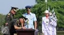Jenderal TNI Moeldoko menandatangani naskah Serah Terima Jabatan Panglima TNI kepada Jenderal TNI Gatot Nurmantyodi Mabes TNI Jakarta, (14/7/2015). Gatot resmi dilantik sebagai Panglima TNI pada 8 Juni 2015 lalu. (Liputan6.com/Helmi Fithriansyah)