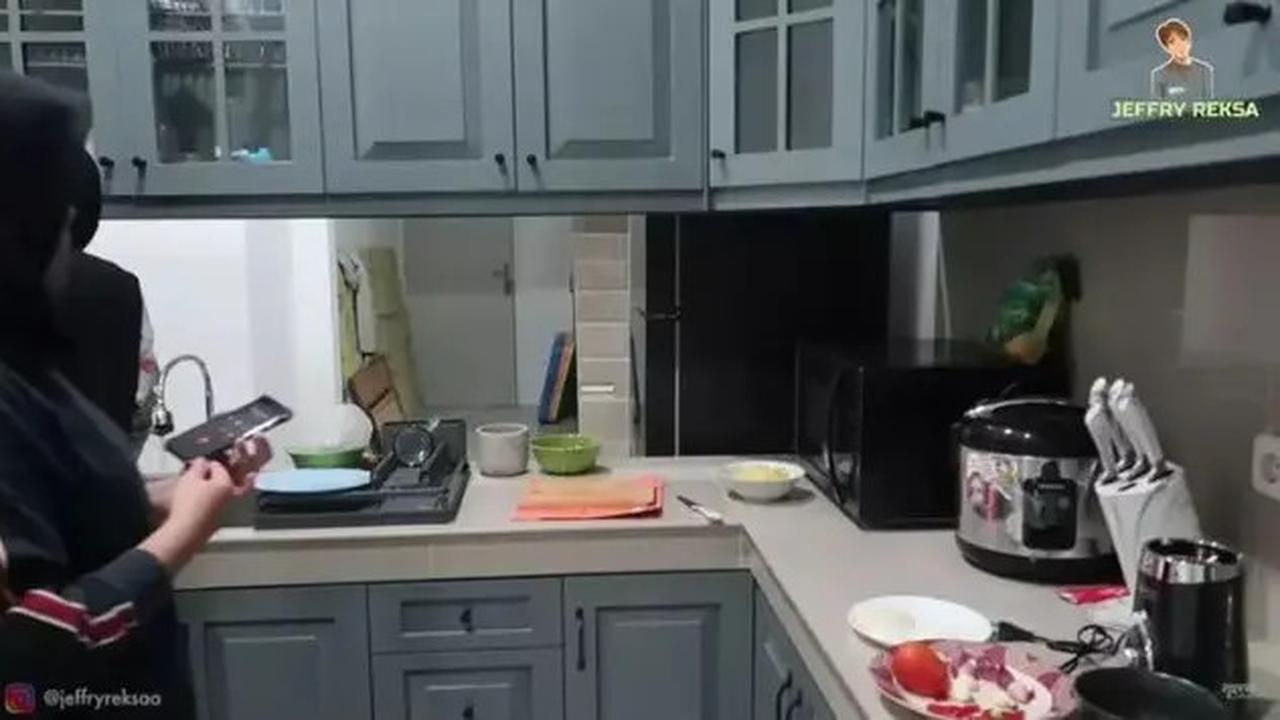 Potret Dapur Rumah Putri Delina, Desain American Classic dengan Sentuhan Tosca