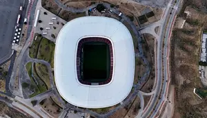 Stadion Akron terletak di Zapopan, di negara bagian Jalisco, Meksiko. Zapopan merupakan bagian dari kota metropolitan Guadalajara, salah satu kota terpenting di Meksiko, yang memiliki lanskap yang beragam, termasuk pegunungan, lembah dan danau. (Ulises Ruiz/AFP)