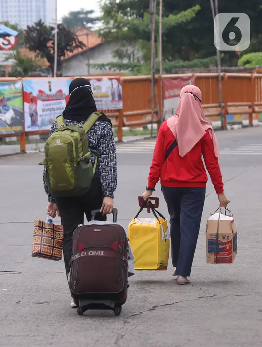 Pemudik mulai berdatangan usai pulang dari kampung halamannya di Terminal bus Kalideres, Jakarta Barat, Senin (17/5/2021). Arus balik pemudik mulai terlihat di sejumlah terminal di Jakarta, salah satunya di Terminal Kalideres. (Liputan6.com/Angga Yuniar)