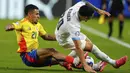 Kolombia harus bermain 10 orang setelah Daniel Munoz diusir wasit usai mendapat kartu merah karena melanggar keras pemain Uruguay di menit akhir babak pertama. (AP Photo/Jacob Kupferman)