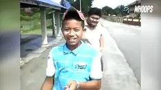 Terlalu asyik bikin vlog hingga berjalan ke tengah jalan, bocah ini harus mengalami nasib nahas.