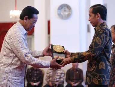 Presiden Jokowi memberikan Anugerah Dana RAKCA 2016 kepada Gubernur DI Yogyakarta Sri Sultan HB X di Istana Negara, Jakarta, Rabu (7/12). Penghargaan RAKCA 2016 diberikan Kemenkeu RI bagi daerah berkinerja baik. (Liputan6.com/Faizal Fanani)