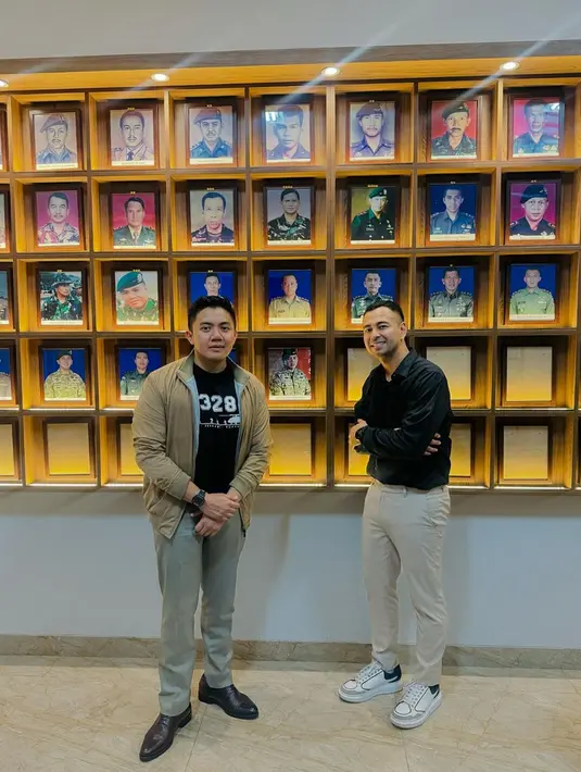 Unggahan Raffi Ahmad tersebut ramai dengan komentar yang datang dari kaum hawa. Warganet seolah kompak meminta Mayor Teddy untuk tak mengunci akun Instagram pribadinya. Karena mereka mengaku sulit mengetahui potret dan kabar terbaru mengenai Mayor Teddy. (Liputan6.com/IG/@raffinagita1717)