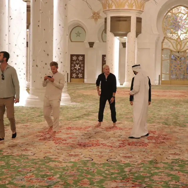Taz Skylar mengunjungi Masjid Sheikh Zayed Abu Dhabi. (Instagram/ taz_skylar)