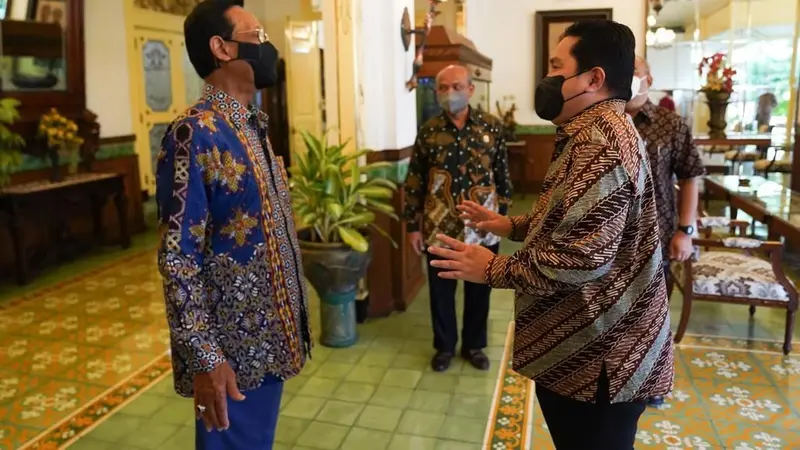 Menteri Badan Usaha Milik Negara (BUMN) Erick Thohir bertemu dengan Sultan Hamengku Buwono X di Kantor Gubernur Daerah Istimewa Yogyakarta, Senin (21/2/2022). (Dok Erick Thohir)