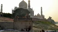 Kawanan monyet di luar kompleks Taj Mahal, India (AFP)