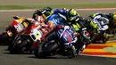 Persaingan ketat terjadi sejak start dimulai dalam MotoGP Aragon, Spanyol, Minggu (27/9/2015). (Reuters/Marcelo del Pozo)