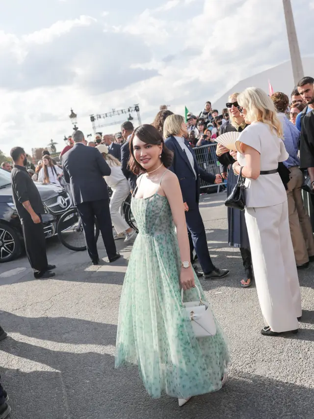 Shandy Aulia Hadir di Paris Fashion Week dengan Summer Look, Abadikan Momen dengan Rihanna dan Miranda Kerr