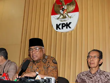 KPK menggelar konferensi pers terkait tuduhan Suryadharma Ali yang menuduh KPK telah menista Islam sebagai agama karena membatasi tahanan melaksanakan ibadah shalat, Jakarta, Selasa (23/6/2015). (Liputan6.com/Helmi Afandi)