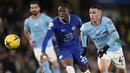 Gelandang Chelsea Denis Zakaria berebut bola dengan gelandang Manchester City Phil Foden pada matchday ke-18 Liga Inggris di Stadion Stamford Bridge, Jumat (6/1/2023) dini hari WIB. Chelsea berusaha mengejar ketertinggalan di sisa waktu yang ada, tapi upaya mereka gagal membuahkan hasil. (AP Photo/Kirsty Wigglesworth)