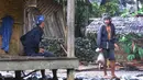 Warga adat berjalan berinteraksi sesama khas pedesaan tanpa canggung tanpa kekhawatiran. Semua sama, tidak menggunakan masker tanpa ada rasa ketakutan terpapar virus covid-19. (merdeka.com/Arie Basuki)