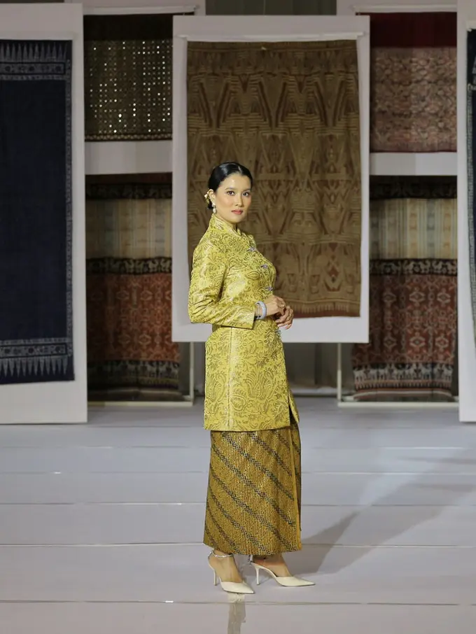 Oscar Lawalata Culture Tampilkan Kebaya dan Kain Daerah Indonesia. [Fimela/Adrian Putra]