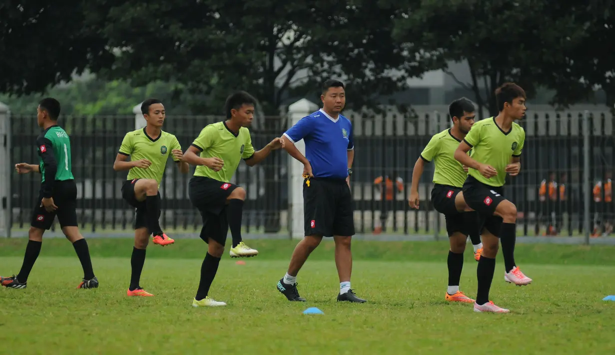 Pelatih Brunei Darussalam U-23, Steven Eng (kostum biru) mengawasi langsung sesi latihan di Lapangan C Senayan, Jakarta, Selasa (24/3/2015). Tampak sejumlah peman timnas Brunei U-23 melakukan pemanasan jelang berlatih. (Liputan6.com/Helmi Fithriansyah)