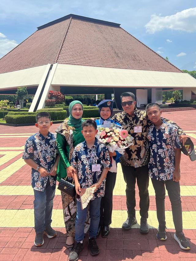 Juliana Moechtar dan Keluarga