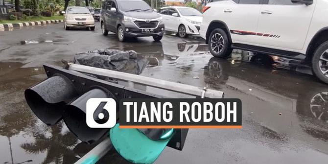 VIDEO: Hujan Angin Kencang, Tiang Lampu Lalu Lintas di Daan Mogot Jakarta Roboh