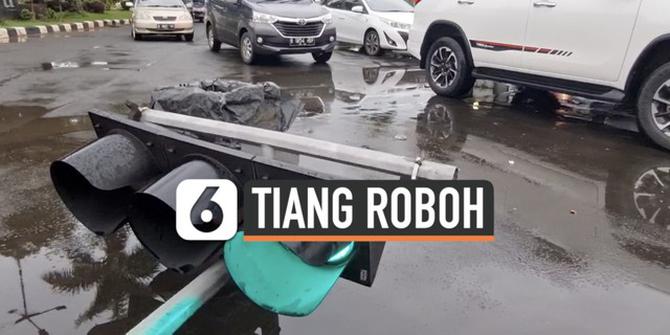 VIDEO: Hujan Angin Kencang, Tiang Lampu Lalu Lintas di Daan Mogot Jakarta Roboh