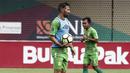 Pemain Bhayangkara FC, Elio Martins, memegang bola saat latihan di Stadion PTIK, Jakarta, Minggu (2/12). Latihan ini persiapan jelang laga Liga 1 melawan PSM Makassar. (Bola.com/Yoppy Renato)