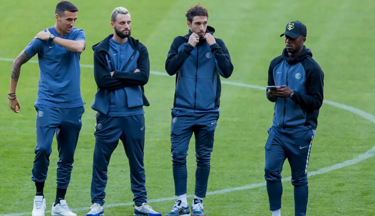 Pemain Inter Milan, Sime Vrsaljko, Keita Balde, Marcelo Brozovic dan Matias Vecino saat berada di Camp Nou di Barcelona, Spanyol (23/10). Inter akan bertanding melawan Barcelona pada grup B Liga Champions. (AP Photo/Joan Monfort)