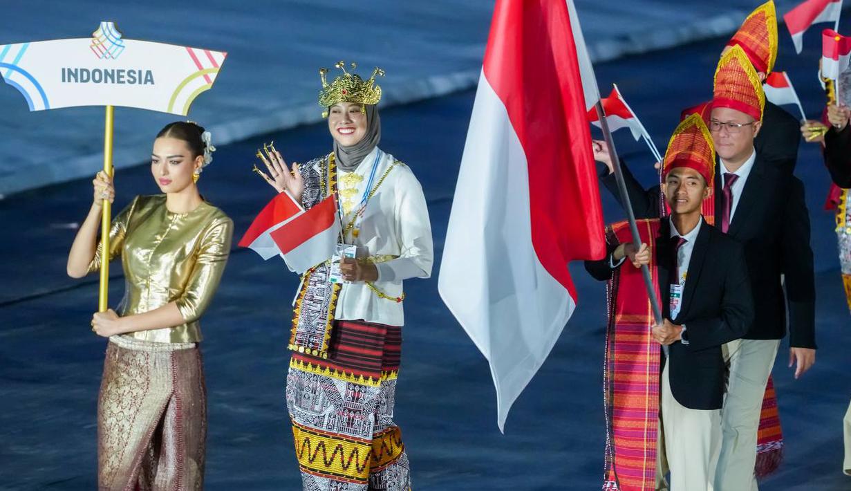 Atlet voli putri Indonesia, Megawati Megawati Hangestri Pertiwi (kiri) dan atlet pelari jarak jauh Indonesia, Robi Syianturi (kanan) terpilih menjadi pembawa bendera Merah Putih di Opening Ceremony SEA Games Thailand 2025 yang digelar di Rajamanggala Stadium pada Selasa (9/12/2025) malam WIB. (Dok. NOC Indonesia)
