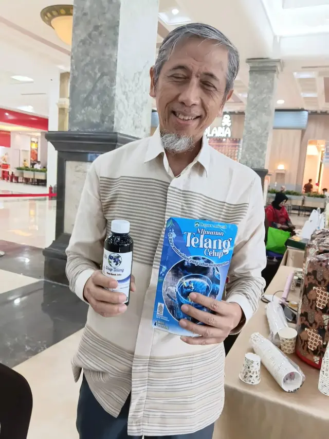 Pengurus Bidang Organisasi PB IDI( Ikatan Dokter Indonesia )Pusat dr Joko.Murdiyanto, SpAn, MPH membeli sirup bunga telang dan telang celup produk Dapoer Amanah dalam rangkaian Hari.Jamu Nasional yg diselenggarakan Dewan Jamu DIYdi SCH Ahad (10/5)