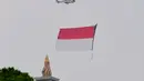 Tiga helikopter TNI AU mengibarkan bendera merah putih saat Upacara Peringatan Detik-Detik Proklamasi di kawasan Istana Merdeka, Selasa (17/8/2021). (Foto:Muchlis Jr-Biro Pres Sekretariat Presiden)