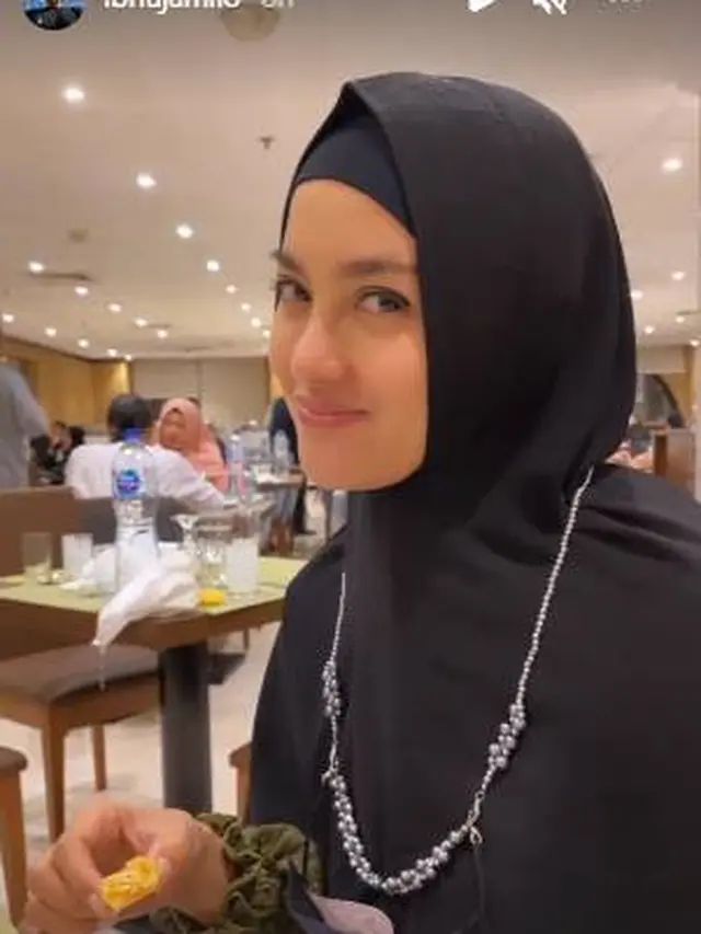 Tampil Berhijab, Ini 7 Momen Ririn Ekawati Jalani Umrah Bersama Ibnu Jamil
