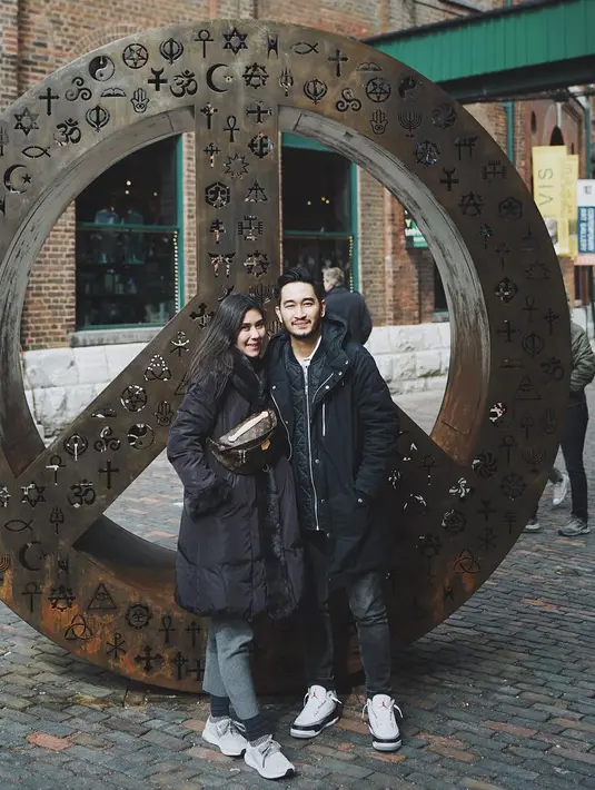 Begitu juga saat berbulan madu di Amerika, adik Raffi Ahmad itu masih saja minta bantuan mamanya untuk membereskan kopernya. (Instagram/ritchieismail)