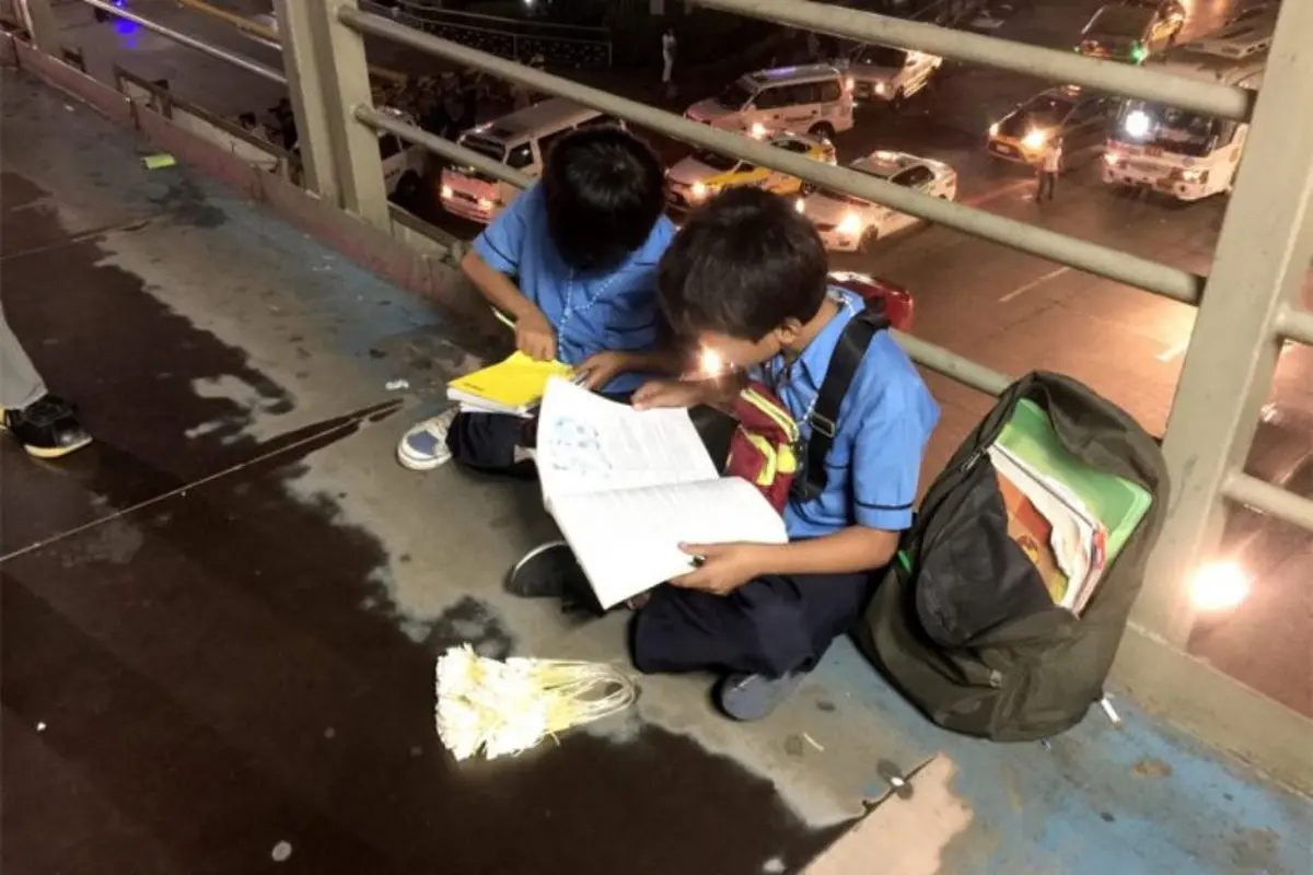 Kisah Dua Bocah yang Serius Membaca di Pinggir Jembatan