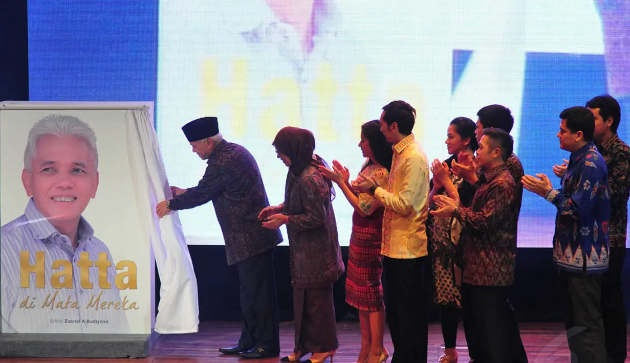 Buku berjudul 'Hatta di Mata Mereka' tersebut berisi testimoni dari 60 sahabat dan tokoh nasional mengenai sosok Hatta Rajasa, Jakarta, Selasa (8/7/14). (Liputan6.com/Johan Tallo)