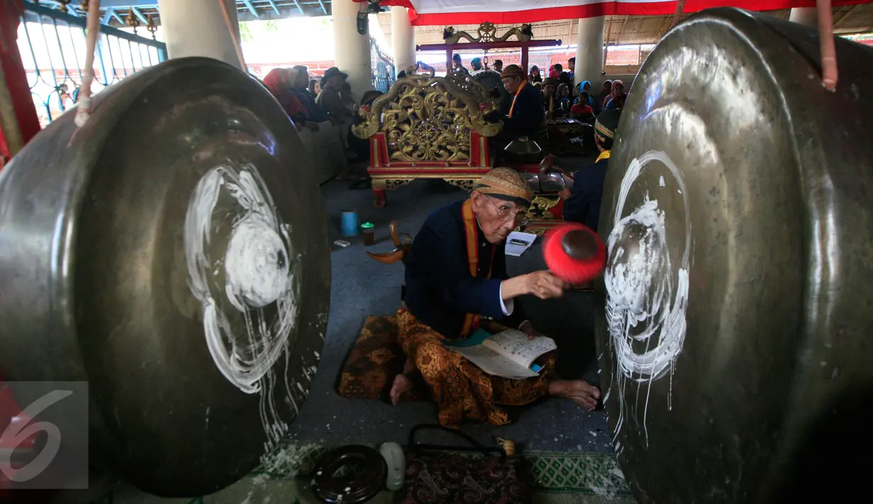 Sejumlah abdi dalem memainkan gamelan  sekaten di Bangsal Masjid Agung Kraton Surakarta, (21/12). Gamelan pusakayang di gunakan untuk dakwah agama islam pada zaman kerajaan Demak. (Boy Harjanto)