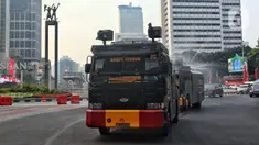 Kendaraan water canon Brimob Polda Metro Jaya menyemprotkan air di kawasan Bundaran HI, Jakarta, Rabu (23/8/2023). Pemerintah Provinsi (Pemprov) DKI Jakarta dan Polda Metro Jaya melakukan penyemprotan air di sepanjang Jalan Medan Merdeka Barat hingga Patung Pemuda Membangun Senayan sebagai upaya untuk mengurangi polusi udara dan mengatasi cuaca panas di Ibu Kota. (Liputan6.com/Angga Yuniar)