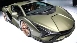 Supercar hybrid Lamborghini Sian dipamerkan perdana dalam IAA Auto Show di Frankfurt, Jerman, Rabu (11/9/2019). Supercar Lamborghini Sian ini diberi kode Sian FKP 37 sebagai tanda penghormatan atas berpulangnya mantan bos VW, Ferdinand K Piech pada 25 Agustus 2019 lalu. (Daniel ROLAND/AFP)