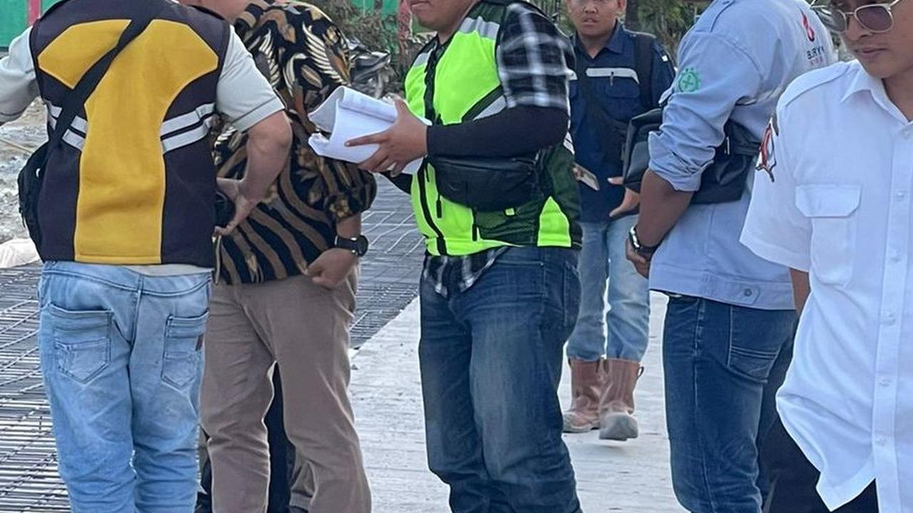 Karenanya, ia pun meminta pada pihak yang mengerjakan proyek agar melakukan pembongkaran lalu membangunnya kembali dengan kualitas atau spesifikasi yang sudah ditentukan.