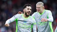 Pemain Manchester City, Rayan Cherki, bersama Erling Haaland merayakan gol ke gawang Nottingham Forest pada laga pekan ke-18 Premier League di Stadion The City Ground, Sabtu (27/12/2025). (Barrington Coombs/PA via AP)