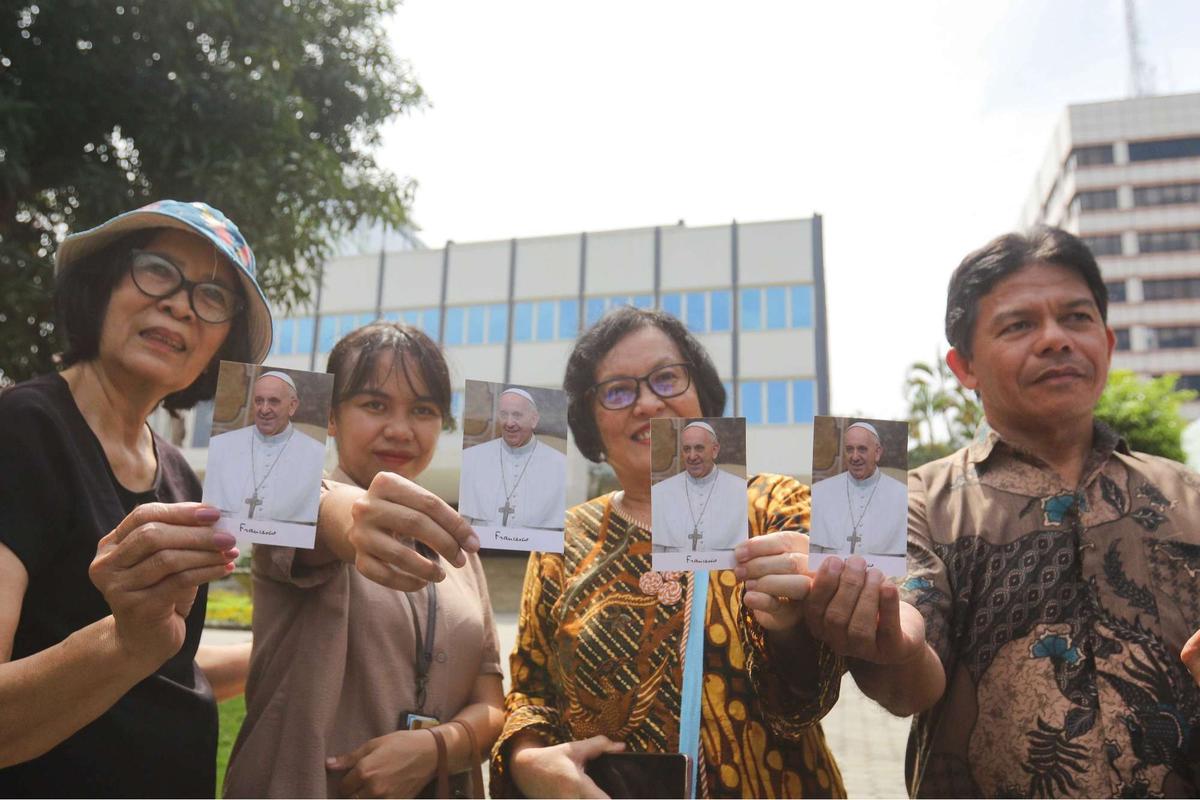 Umat Katolik berdoa untuk Paus Fransiskus di Kedubes Vatikan