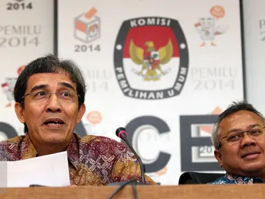 Komisioner KPU Hadar Nafis Gumay (kiri) dan Arief Budiman menggelar keterangan pers di Jakarta, Selasa (13/10). KPU mengumumkan total jumlah Daftar Pemilih Tetap (DPT) sementara dalam penyelenggaraan Pemilukada 2015. (Liputan6.com/Immanuel Antonius)